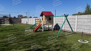 um quintal com um parque infantil com uma casa pequena em Quinta Jeronima San Vicente 10 personas em San Vicente