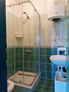 bagno con doccia e lavandino di Apartmani Pasara a Baošići