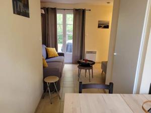 een woonkamer met een bank en een tafel bij Teïva in Longeville-sur-Mer