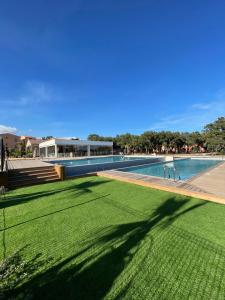 Bazén v ubytování Chez Jeff Lucchini nebo v jeho okolí