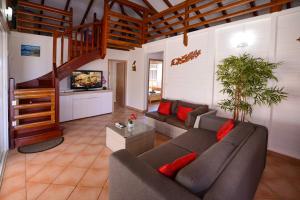 A seating area at Villa Sohalia climatisée, piscine et jardin à 5mn de la plage