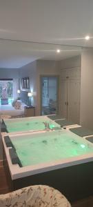 Hotel Boutique Pinar في كوينكا: حوض استحمام كبير في غرفة مع غرفة نوم
