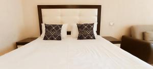 葉瑞文的住宿－LUX apartment on Koghbaci，卧室配有一张带两个枕头的大白色床