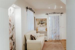 Biały salon z białą kanapą i oknem w obiekcie Getaway in Bad Ischl w mieście Bad Ischl