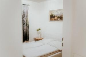 biała sypialnia z łóżkiem i oknem w obiekcie Getaway in Bad Ischl w mieście Bad Ischl