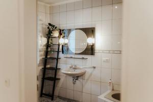 uma casa de banho com um lavatório e um espelho em Getaway in Bad Ischl em Bad Ischl
