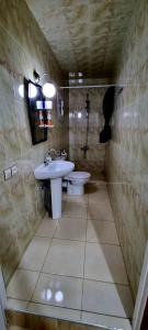 Um banheiro em luxe appartement Nour D'asilah 3 Free WiFi 5G