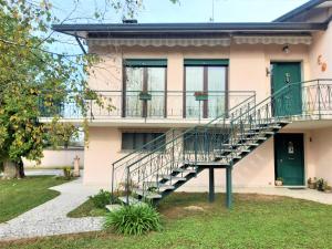 uma casa com uma escada em frente em GIOIA NELLE SELVE Family House - Casa Vacanze em Mogliano Veneto