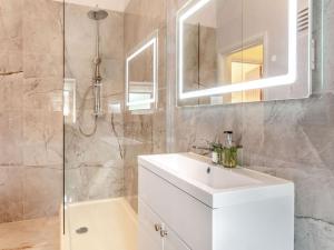 W łazience znajduje się biała umywalka i prysznic. w obiekcie Tawny Acre Barn - Uk38614 w mieście Wisbech