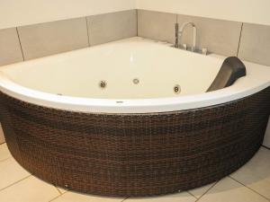 La salle de bains est pourvue d'une grande baignoire avec un robinet. dans l'établissement 8 person holiday home in Ansager, à Ansager