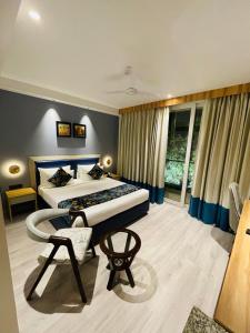 een hotelkamer met 2 bedden en een raam bij Hotel Malbork Inn @ Janakpuri in New Delhi
