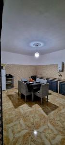 a living room with a table and two chairs at Luxe appartement Nour D'asilah free wifi 5G in Asilah