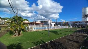 un parc avec une clôture et un palmier dans l'établissement Apartamento 4 andar Completo em Condomínio Residencial Familiar, à Porto Velho