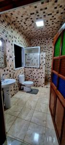 a bathroom with a toilet and a sink at Luxe appartement Nour D'asilah free wifi 5G in Asilah