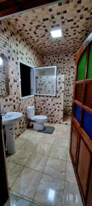 un baño con inodoro y lavabo en Luxe appartement Nour D'asilah free wifi 5G, en Asilah