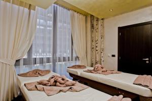 Postel nebo postele na pokoji v ubytování Galeon Residence & SPA