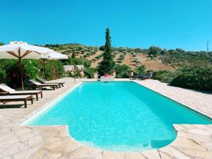 Bazén v ubytování Olives Grove villa nebo v jeho okolí