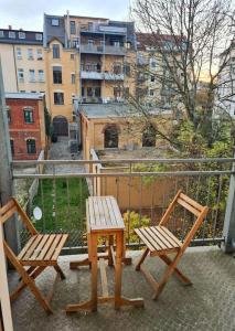 2 Stühle und ein Tisch auf dem Balkon in der Unterkunft Stilvolle, charmante Ferienwohnung in Plauen in Plauen
