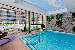 Bazén v ubytování Galeon Residence & SPA nebo v jeho okolí