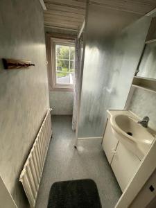 an empty bathroom with a sink and a sink at Large cozy villa between Stockholm and Oslo in Åmotsfors