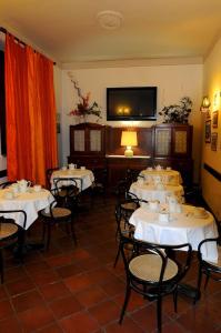 comedor con mesas y sillas y TV en Albergo Italia di Nardi Renzo & C Snc, en Poggibonsi