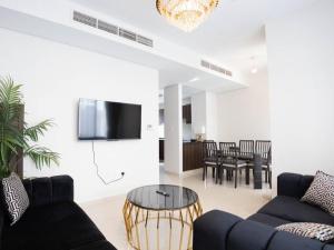 En sittgrupp på Brand new luxury 3bedroom villa in Damac Hills 2