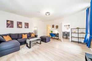 a living room with a couch and a table at Classic Apartments - zentral - bis 6 Personen - Parkplatz in Coburg