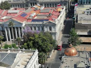 uma vista aérea de uma rua da cidade com edifícios em UNA HABITACIÓN PRIVADA con BAÑO PRIVADO en CENTRO HISTÓRICO em Santiago
