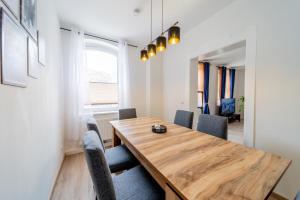 a dining room with a wooden table and chairs at Classic Apartments - zentral - bis 6 Personen - Parkplatz in Coburg
