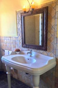 y baño con lavabo, espejo y espejo. en Varandas do Vale Furnazinhas, en Castro Marim