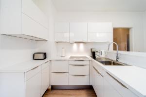 Kuchyň nebo kuchyňský kout v ubytování Große 3-Zimmer Wohnung - zentral-Coburg - kostenloser Parkplatz