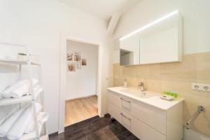 Koupelna v ubytování Große 3-Zimmer Wohnung - zentral-Coburg - kostenloser Parkplatz + 29 fotografií