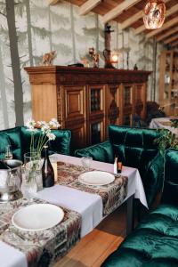 Парк-готель Щастя في سكيدنيستا: غرفة طعام مع طاولتين وأرائك خضراء
