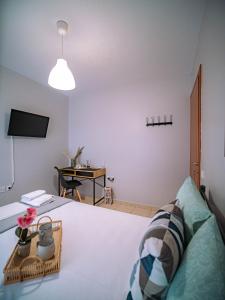 1 dormitorio con 1 cama y escritorio con teclado en Little Emerald - Central Spot Apartments en Volos