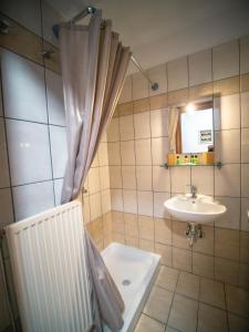y baño con lavabo, aseo y ducha. en Little Emerald - Central Spot Apartments en Volos