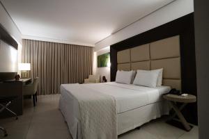 Pokój hotelowy z dużym łóżkiem i biurkiem w obiekcie Hotel Cabo Branco Atlântico w mieście João Pessoa