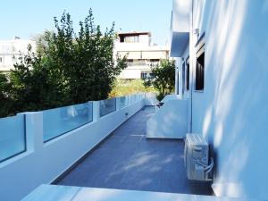 uma vista para uma varanda de um edifício em Callas Residence em Triánta