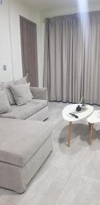 un soggiorno con un divano e un tavolino da caffè di Joanna Apartments a Balíon Altre 40 foto