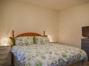 sypialnia z łóżkiem i telewizorem w obiekcie Roseville Annex w mieście Markinch