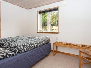 エーベルトフトにあるHoliday home Ebeltoft LIのソファと窓付きのベッドルーム1室