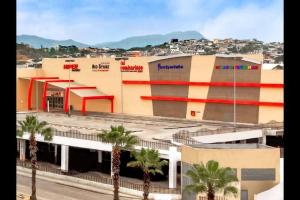 - une vue sur un bâtiment avec des palmiers devant dans l'établissement Estudio D2 Riocentro Norte-Mall Del Rio Samanes, à Guayaquil