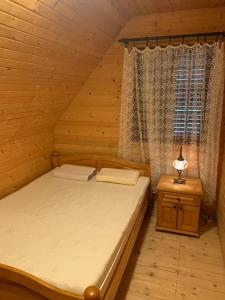 um quarto com uma cama e uma janela em Guest House Đina em Žabljak