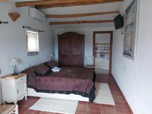 1 dormitorio con cama, mesa y espejo en Stazzo vista mare, en San Teodoro