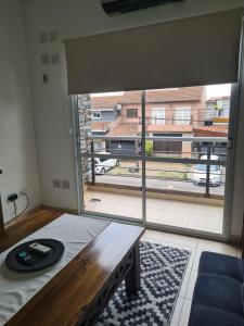 a room with a large window with a view of a street at Acogedor departamento 1 dormitorio in El Palomar
