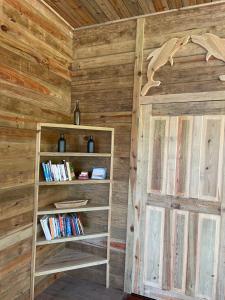 um quarto com uma estante de livros e uma porta em Dolphin Blue Paradise em Bocas Town