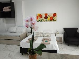 um quarto com uma cama com uma planta em Tres Fronteras Apart 1 em Porto Iguaçu