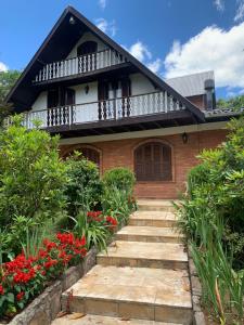 uma casa com escadas que levam até ela em Sítio Vale dos Vinhedos em Bento Gonçalves