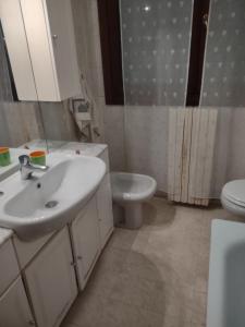 een badkamer met een wastafel en een toilet bij Come here home swet in Bergamo