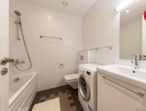 Pronksi 3 Apartments tesisinde bir banyo