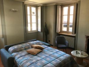 1 dormitorio con 1 cama con 2 almohadas en Antica Dimora del Mercato en Domodossola